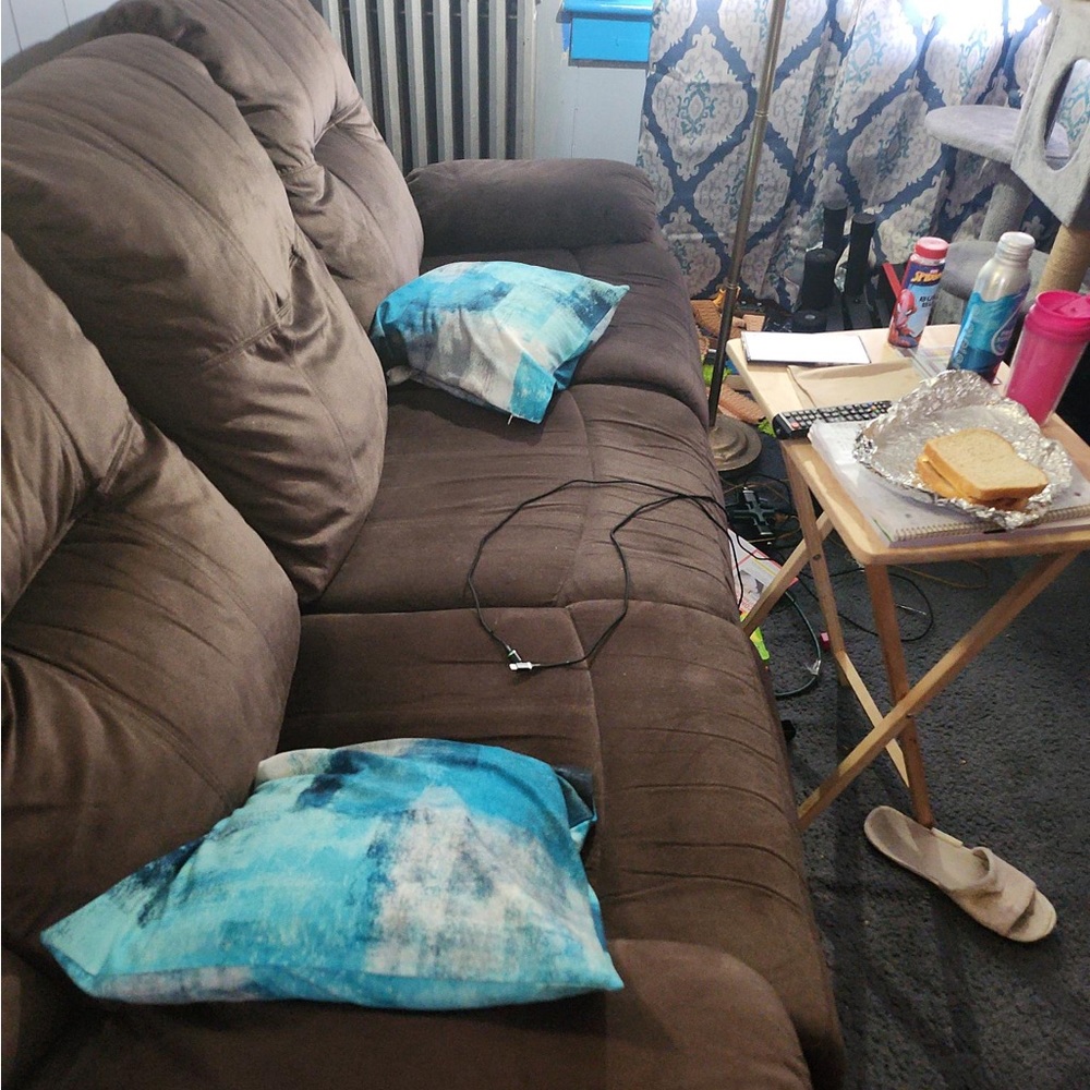 I AM SELLING MY COUCH SET ALL CHAIRS RECLINE IN GOOD CONDITION NO STAINS